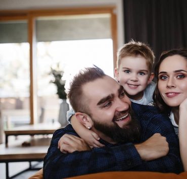 Семейные каникулы: Юлия Санина с мужем и сыном отправилась на отдых