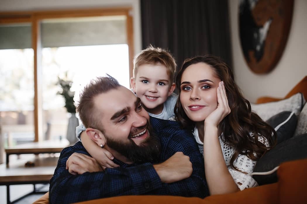 Семейные каникулы: Юлия Санина с мужем и сыном отправилась на отдых