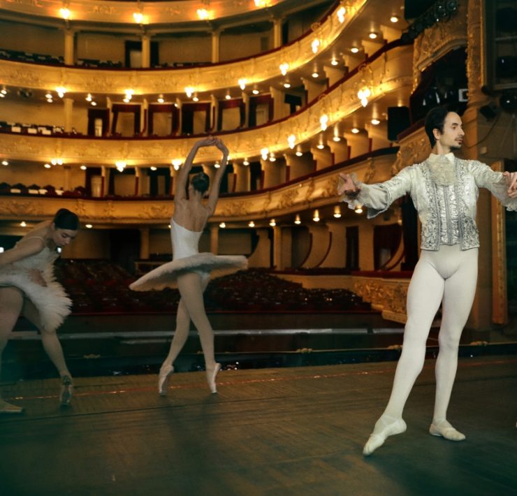 Екатерина Кухар и Александр Стоянов показали закулисье оперного театра в новой съемке
