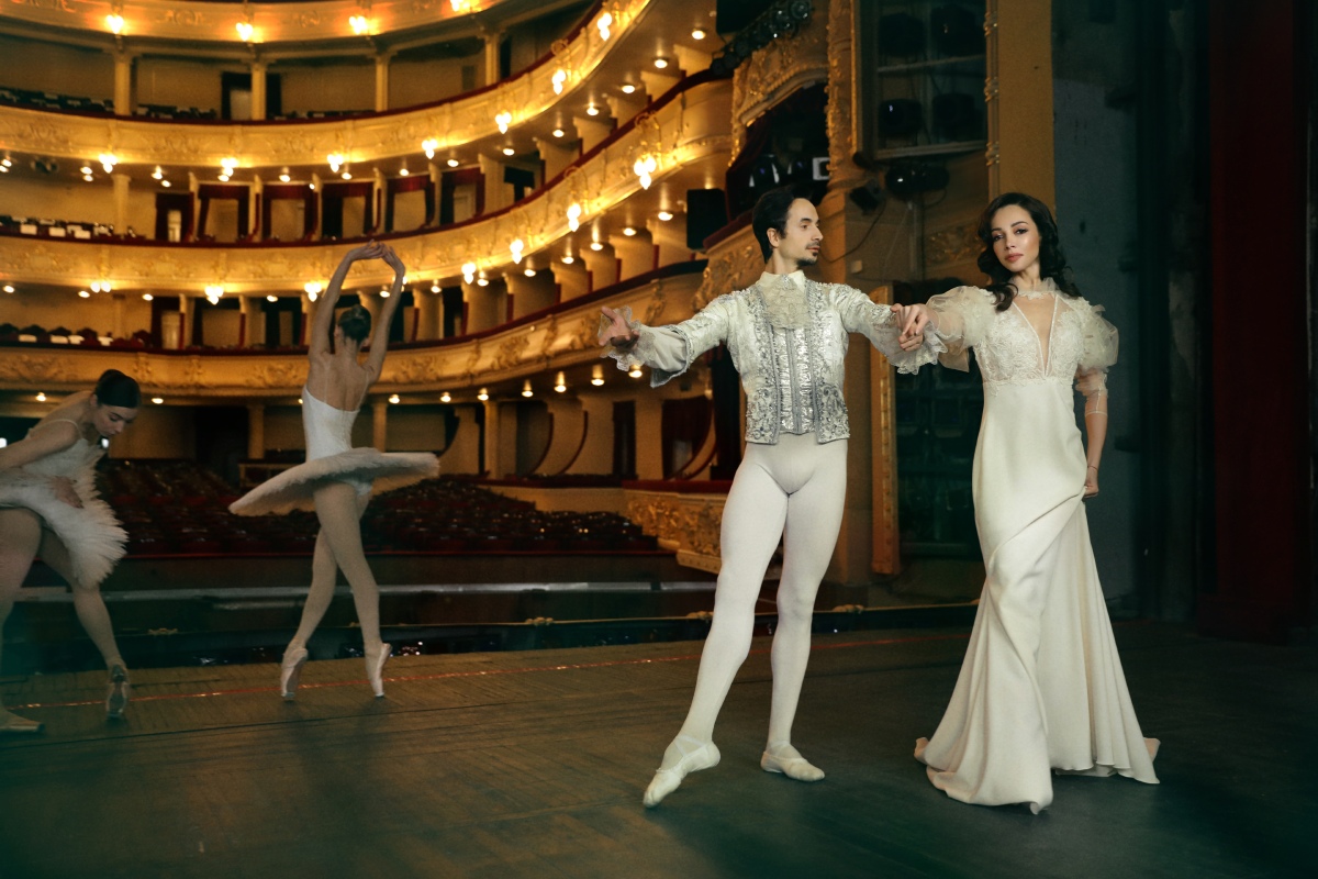 Екатерина Кухар и Александр Стоянов показали закулисье оперного театра в новой съемке