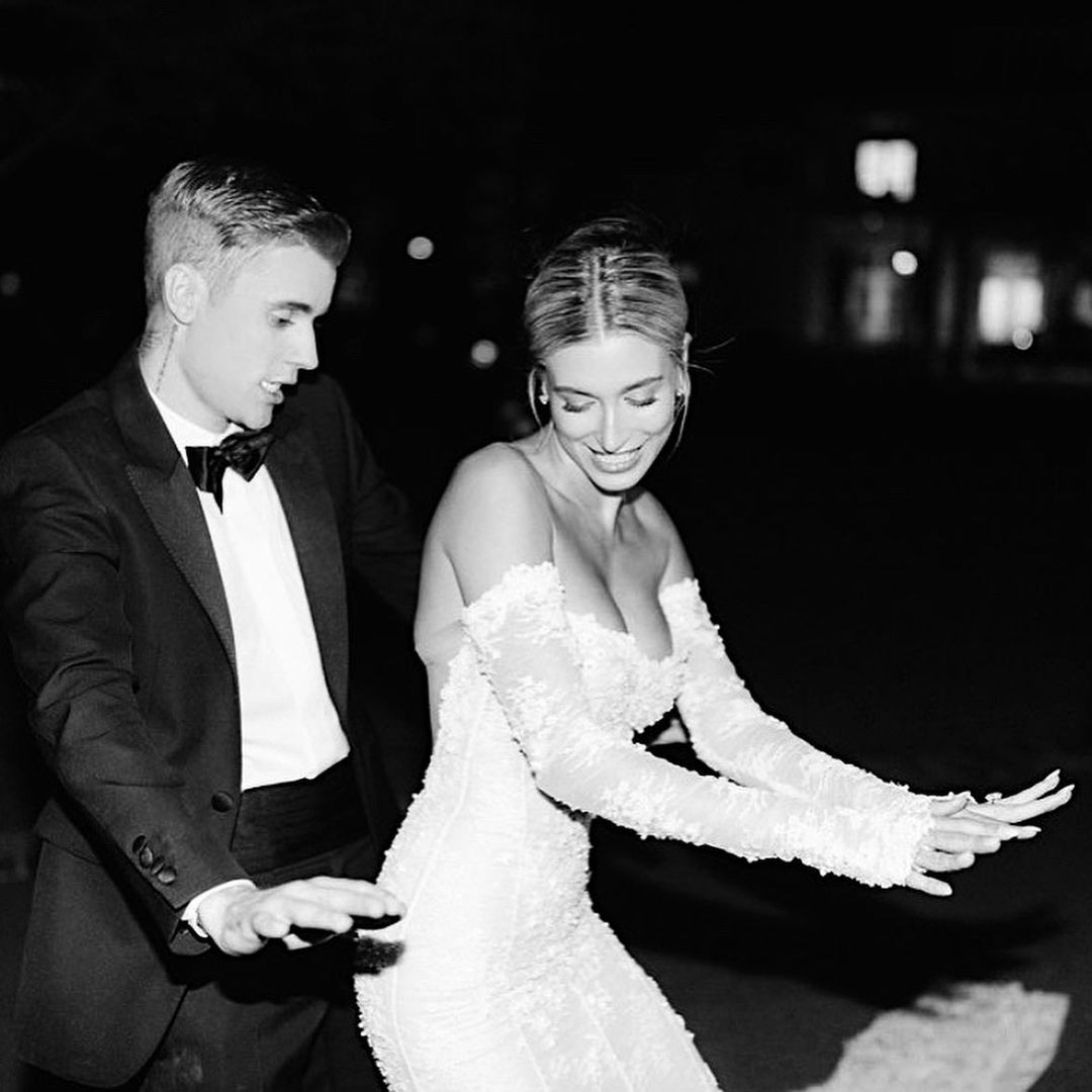 Джастин и Хейли Бибер трогательно поздравили друг друга с годовщиной свадьбы