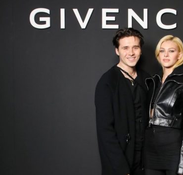 Бруклин Бекхэм и его невеста Никола Пельтц в первом ряду показа Givenchy