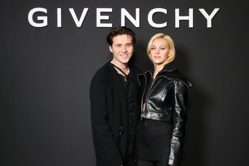 Бруклін Бекхем і його наречена Нікола Пельтц в першому ряду показу Givenchy