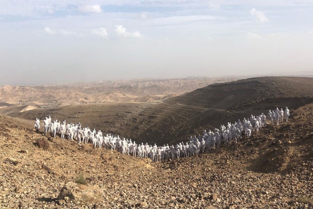 300 человек разделись догола, чтобы спасти Мертвое море