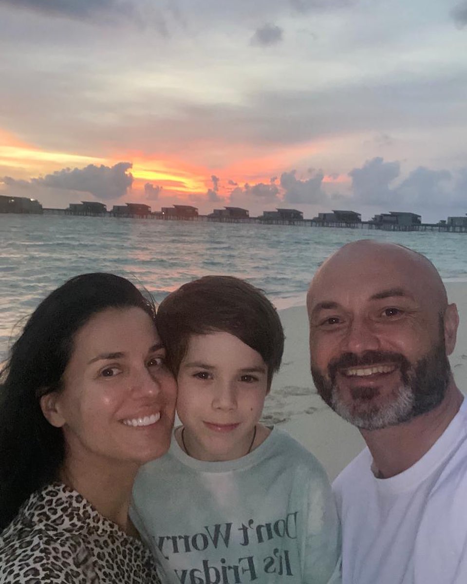 Мальдівські канікули: Маша Єфросиніна з чоловіком і сином полетіла на відпочинок