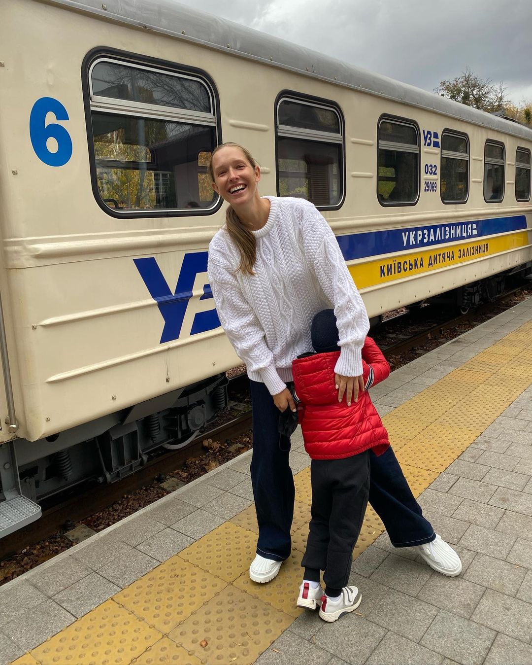 Залізниця і море емоцій: Катя Осадча показала, як провела вихідний з сином