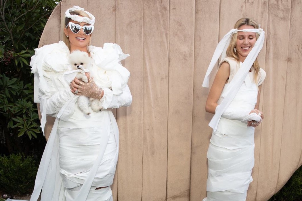 Пэрис Хилтон примерила свадебное платье из туалетной бумаги