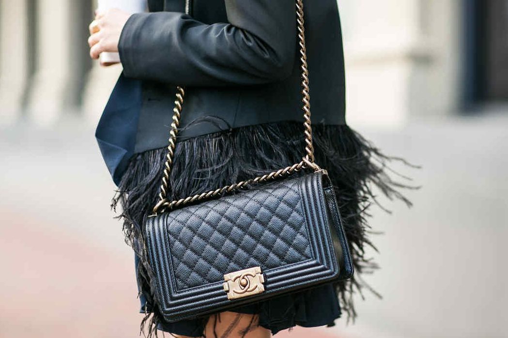 Слідом за Hermès: Chanel обмежив продажу культових сумок