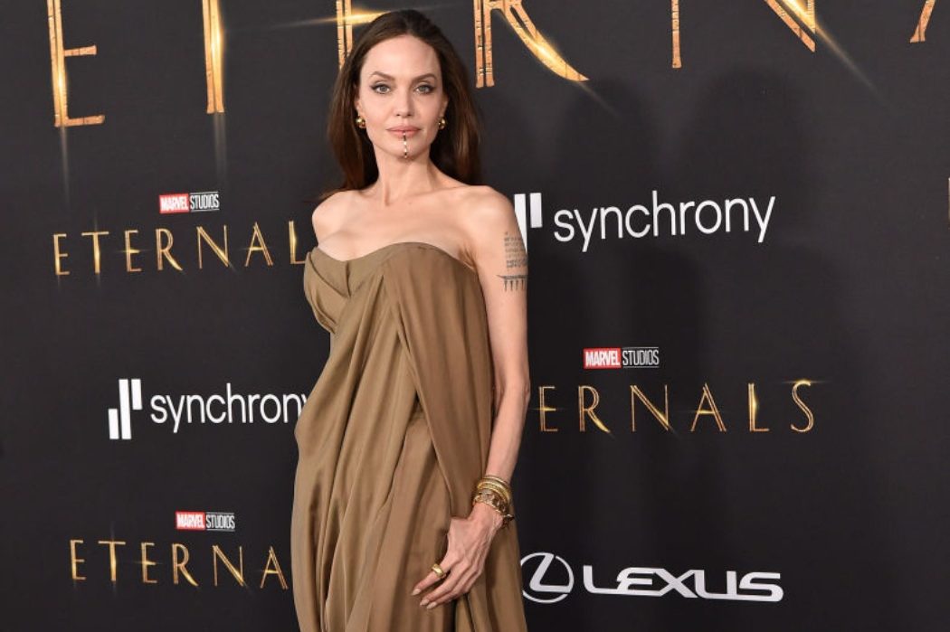 Образ дня: Анджелина Джоли в Balmain на премьере фильма «Вечные»