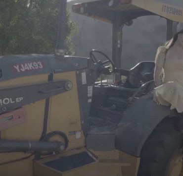 Лана Дель Рей катається на тракторі та фарбує бильця в кліпі на пісню «Blue Banisters»