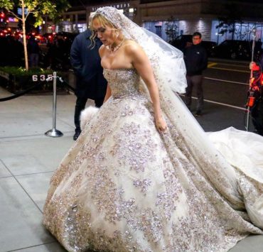 Дженнифер Лопес прогулялась по центру Нью-Йорка в свадебном платье Zuhair Murad