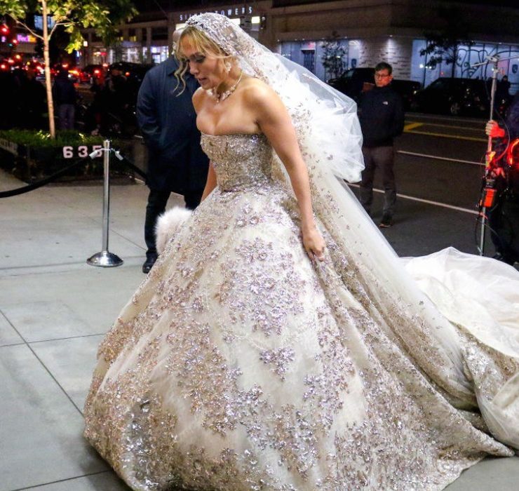 Дженнифер Лопес прогулялась по центру Нью-Йорка в свадебном платье Zuhair Murad