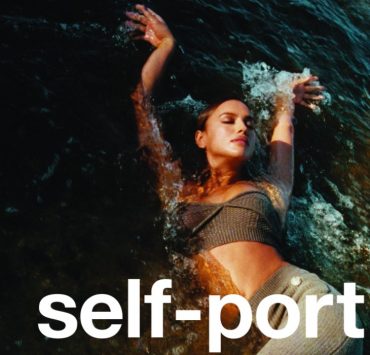 Ирина Шейк проводит время на морском побережье и лазит по дереву в рекламной кампании Self-Portrait