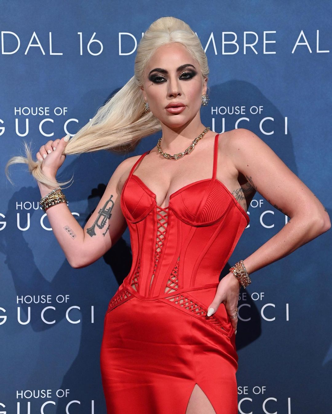 Lady in red: Леди Гага в винтажном платье Versace на премьере в Милане