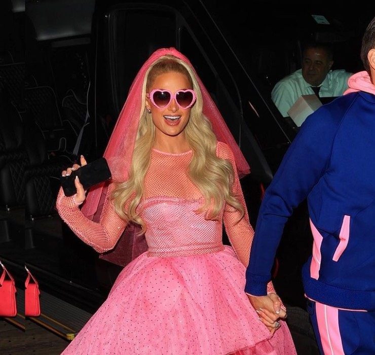 Пэрис Хилтон в розовом свадебном платье на карнавальной вечеринке в Санта-Монике