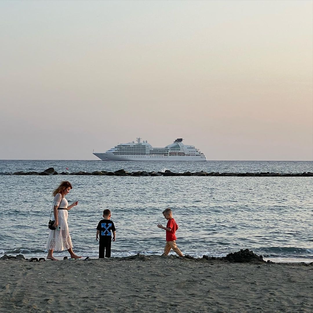 Work and travel: как MONATIK с командой, женой и детьми отдыхал на Кипре