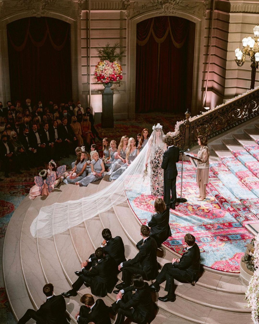 В платье из осколков зеркала: наследница миллиардера Айви Гетти вышла замуж