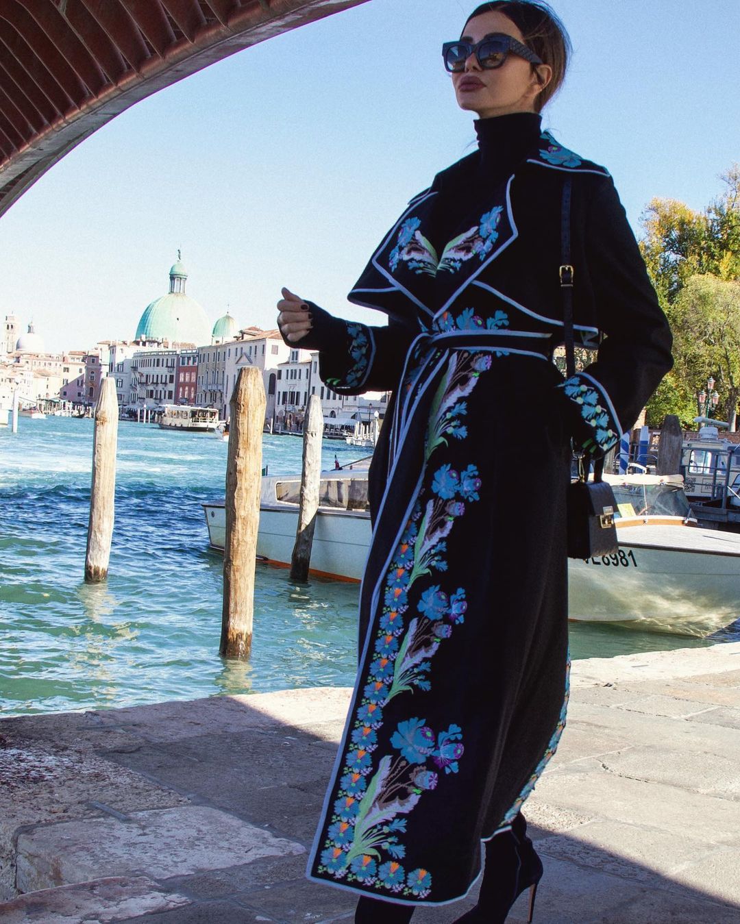 Носії: Жаклін Беррідо Пісано прогулялася Венецією в пальто Yuliya Magdych