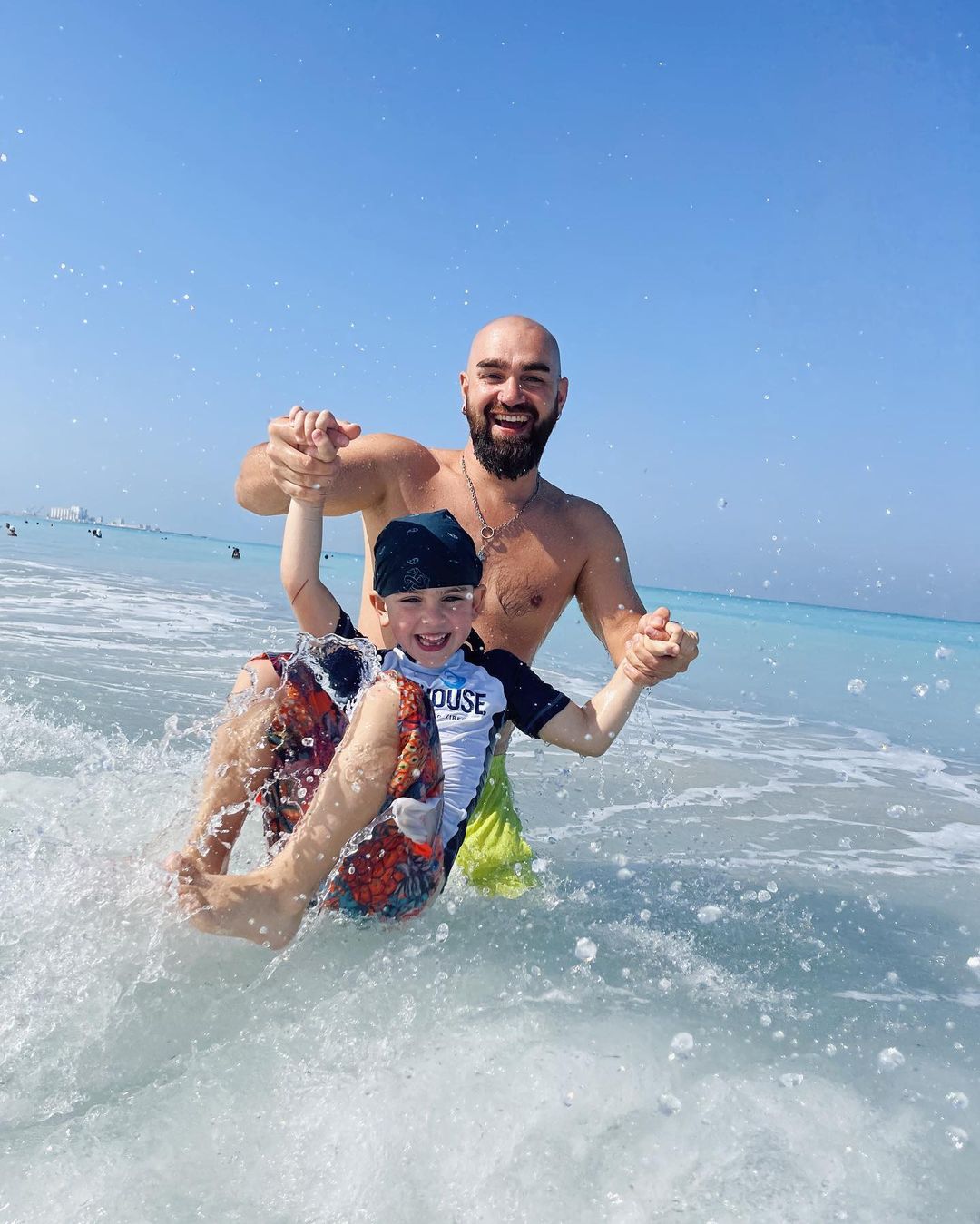 Сімейні канікули: Юлія Саніна з чоловіком і сином відпочиває в ОАЕ