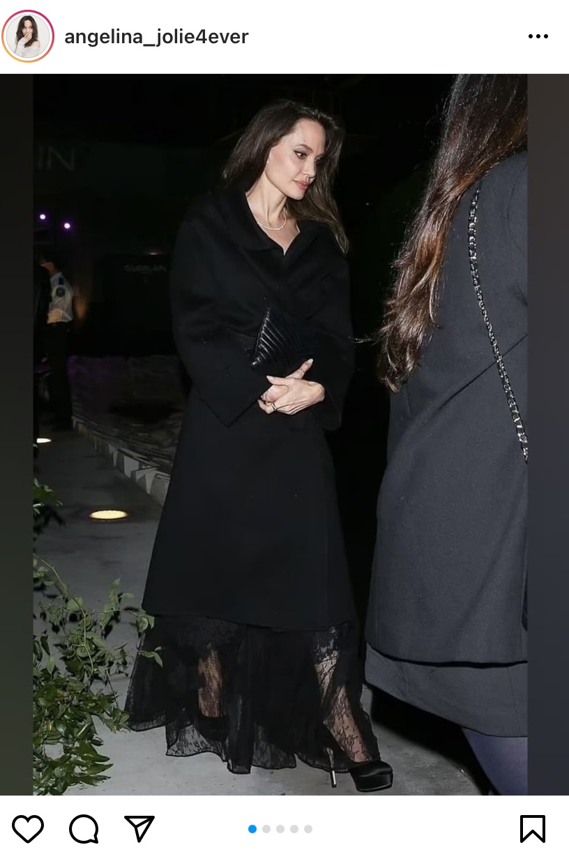 Анджелина Джоли в total black look на ужине Guerlain в Лос-Анджелесе