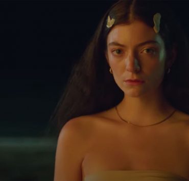 Певица Lorde демонстрирует негативное влияние людей на природу в клипе «Fallen Fruit»
