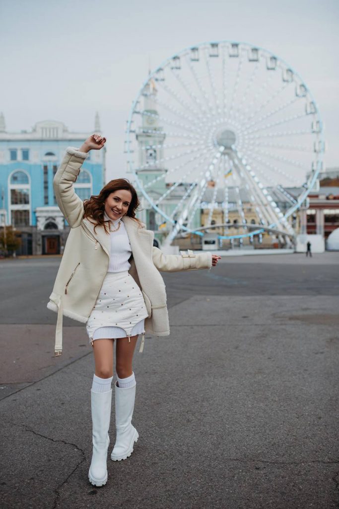 Подтяжки, бусы и туфли: известные украинки показали любимые вещи из своего гардероба