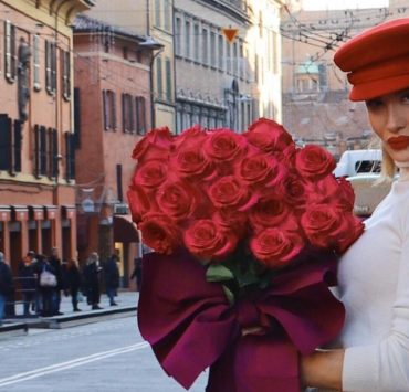 Носители: Жаклин Берридо Писано прогулялась по Венеции в пальто Yuliya Magdych