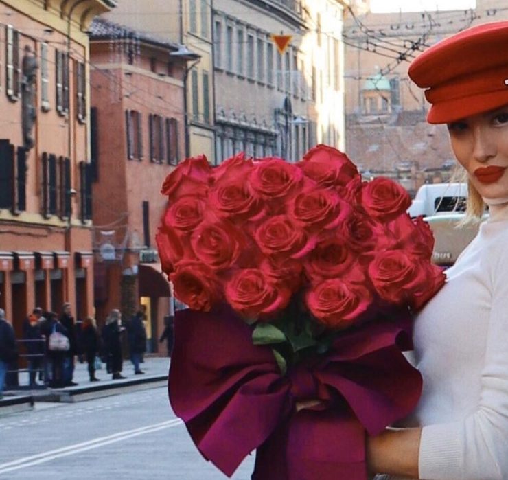 Носії: Жаклін Беррідо Пісано прогулялася Венецією в пальто Yuliya Magdych