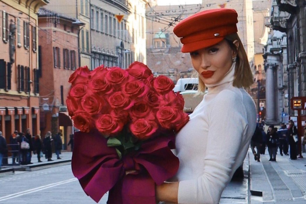 Носители: Жаклин Берридо Писано прогулялась по Венеции в пальто Yuliya Magdych