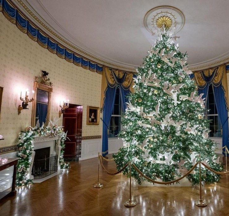 Как Джилл Байден украсила Белый дом к Рождеству