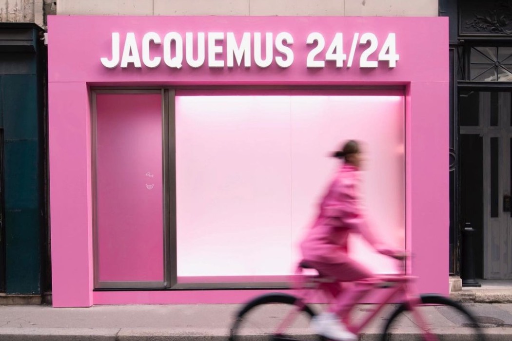 Jacquemus відкрив рожевий магазин, присвячений сумці La Bambino Long