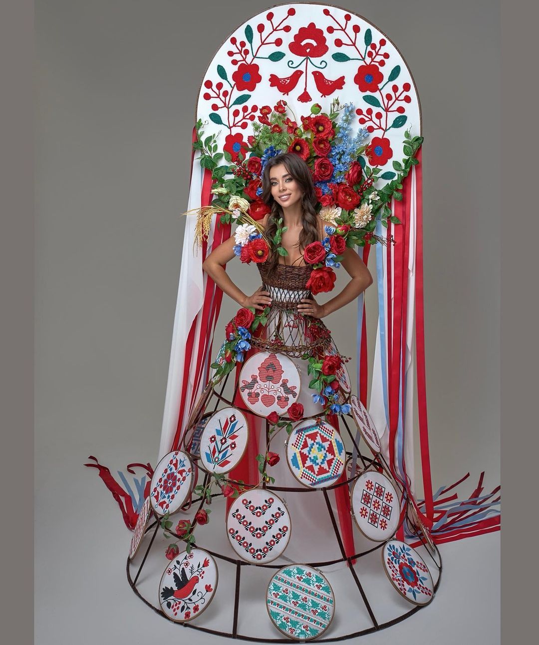 Сукня вагою 15 кг: Анна Неплях показала національне вбрання для конкурсу «Міс Всесвіт» &#8211; 2021