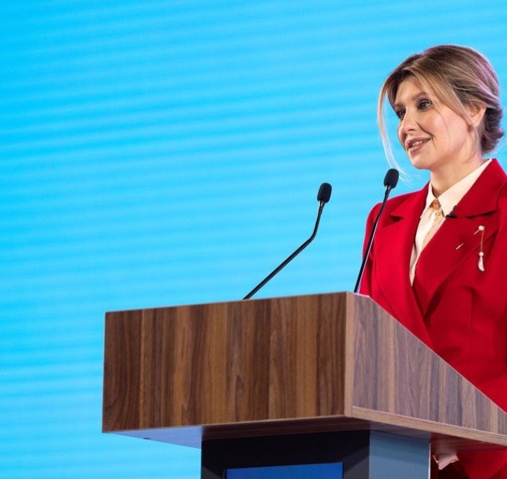 Образ дня: Елена Зеленская выступила на форуме ЮНИСЕФ в красном костюме от A.M.G