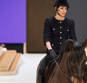 Принцесса Монако Шарлотта Казираги открыла показ кутюрной коллекции Chanel верхом на лошади