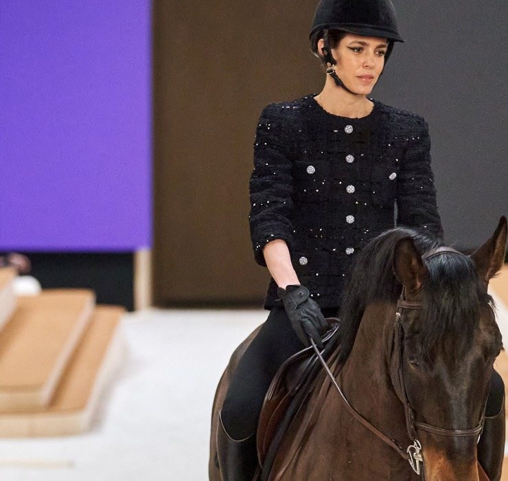 Принцесса Монако Шарлотта Казираги открыла показ кутюрной коллекции Chanel верхом на лошади