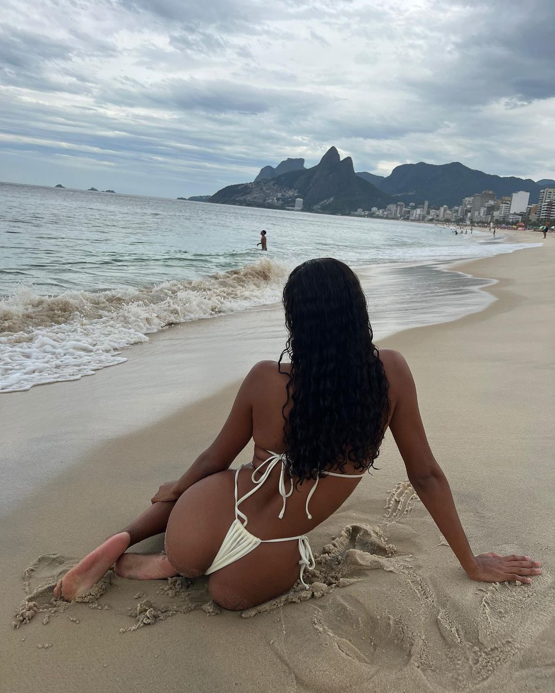 Girl from Ipanema: ідеальні пляжні фото Тіни Кунакі біля Атлантичного океану