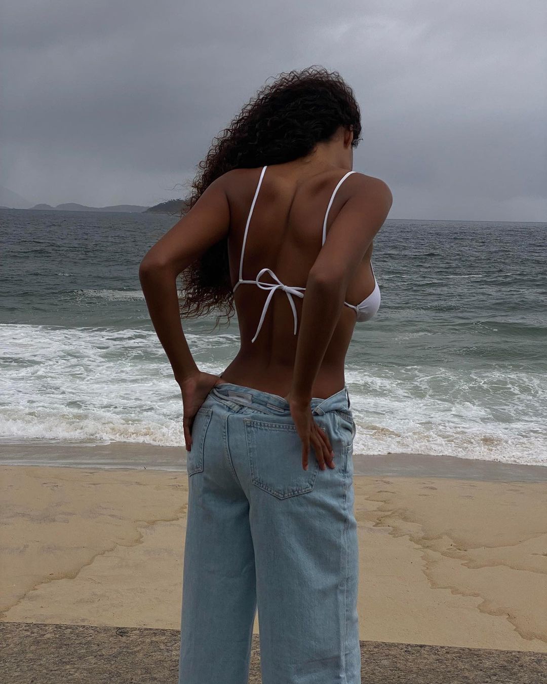Girl from Ipanema: идеальные пляжные фото Тины Кунаки у Атлантического океана