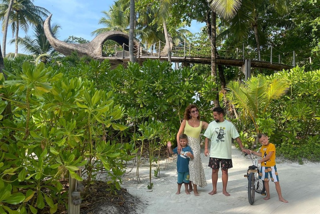 В обіймах сонця та океану: MONATIK із сім&#8217;єю відпочиває на Мальдівах