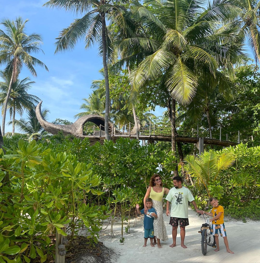 В объятиях солнца и океана: MONATIK с семьей отдыхает на Мальдивах