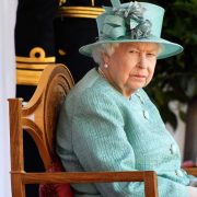 Технологии на службе у королевы: Елизавета II впервые самостоятельно вышла в Zoom