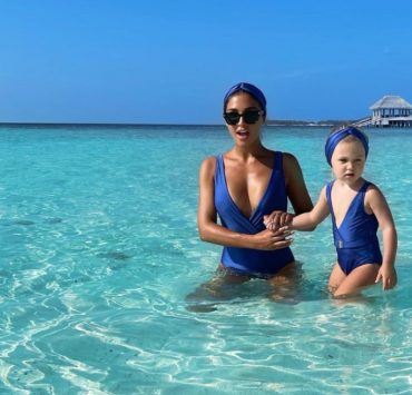Family look: Санта Димопулос с дочкой на Мальдивах