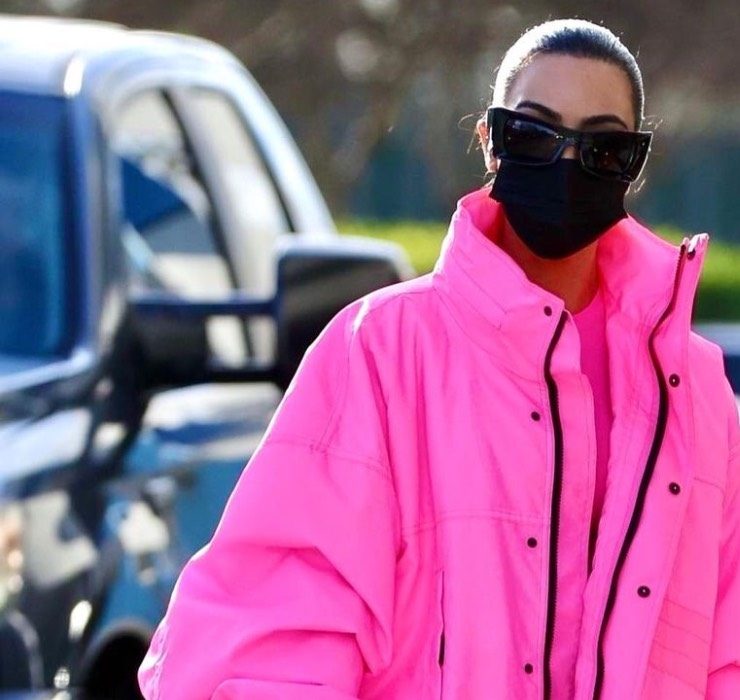Невозможно не заметить: Ким Кардашьян в розовых ботфортах и парке Balenciaga