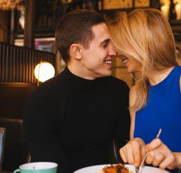 Шефские ужины и «электронки-валентинки»: где и как отметить День влюбленных в Киеве