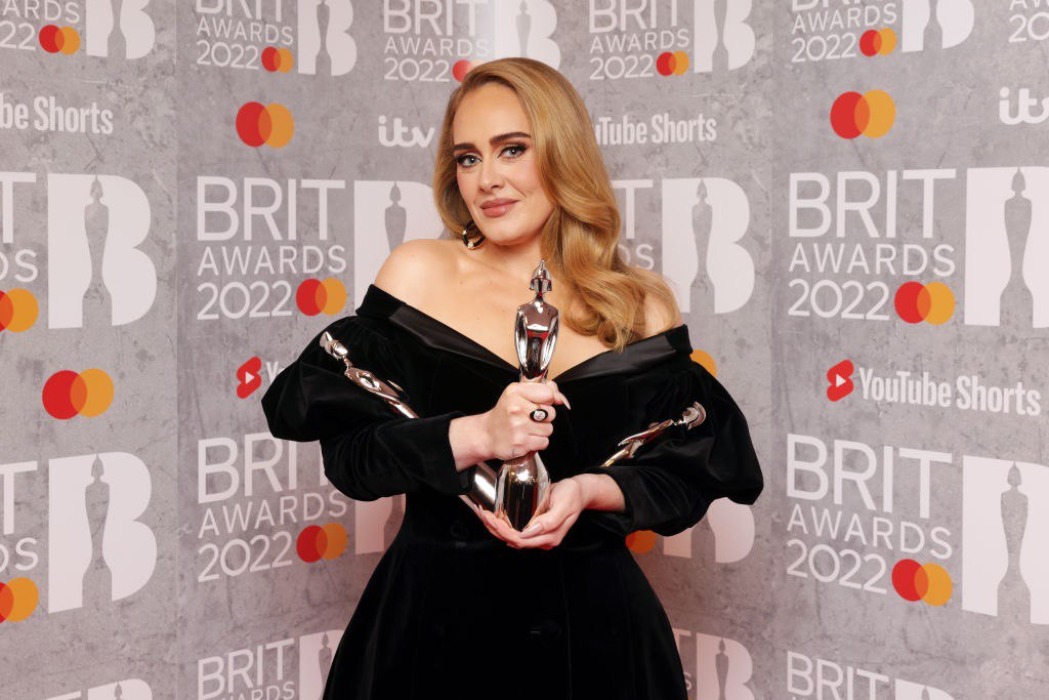 Носители: Адель вышла в платье Marianna Senchina на церемонии Brit Awards