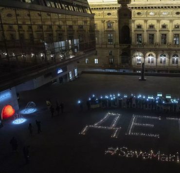Театры Чехии организовали акцию «Свет для Мариуполя»