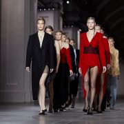 Вслед за Hermès: Chanel ограничил продажи культовых сумок