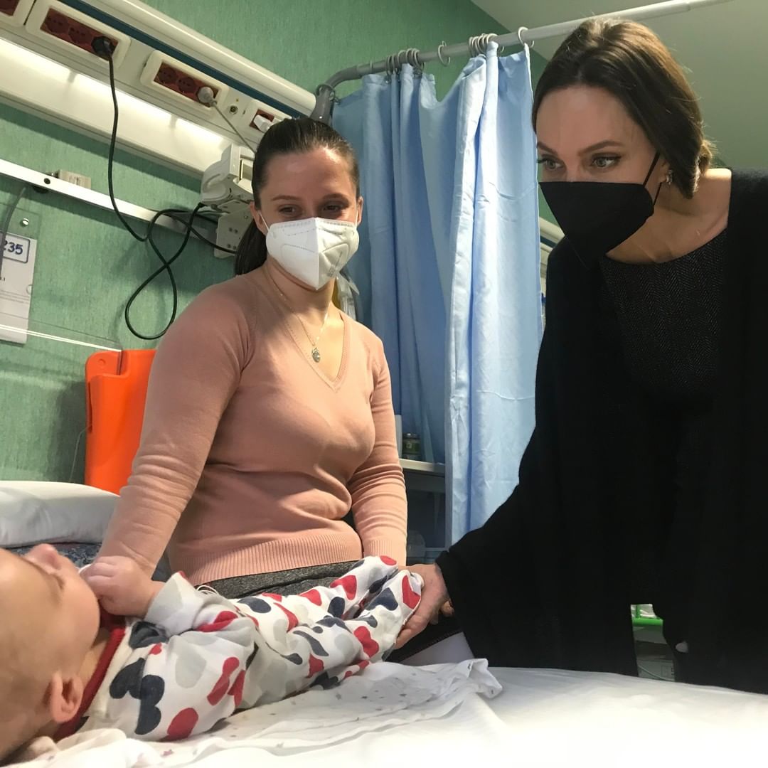 Анджелина Джоли навестила украинских детей-беженцев в римском госпитале