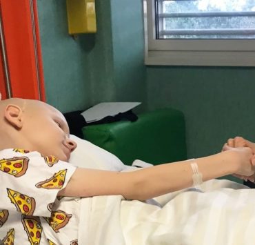 Анджелина Джоли навестила украинских детей-беженцев в римском госпитале