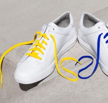 Kenneth Cole дарит шнурки в синем и желтом цветах при покупке кроссовок