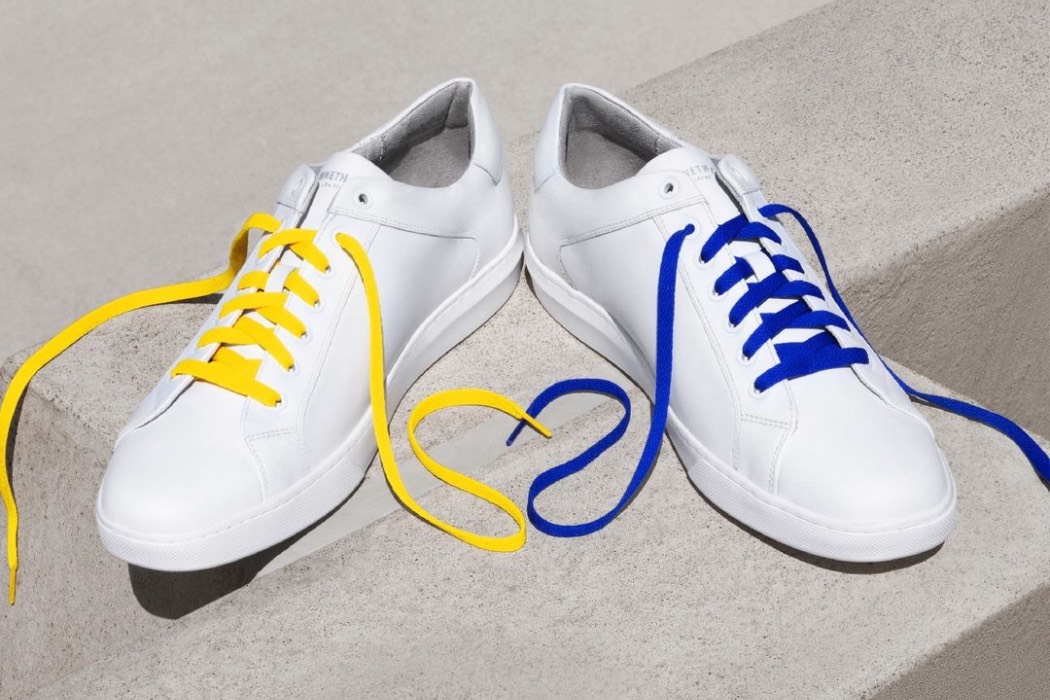 Kenneth Cole дарит шнурки в синем и желтом цветах при покупке кроссовок
